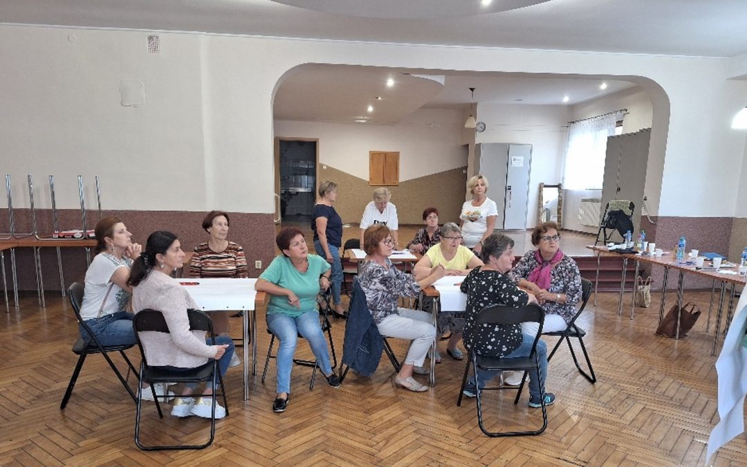 Zaangażowanie, skupienie, nauka oraz dobra zabawa towarzyszą warsztatom jakie seniorzy z Lisowa, Woźnik i Pawonkowa rozpoczęli w ramach projektu „Senior zaangażowany obywatel”.